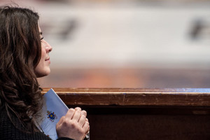 9 mars 2018 : Une jeune femme priant lors de la célébration de pénitence dans la basilique Saint Pierre au Vatican.