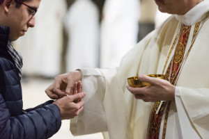 28 mars 2018 : Communion lors de la célébration de la messe chrismale. Paris (75), France.
