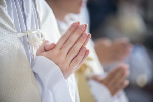 16 septembre 2018 : Mains jointes de servants de messe en prière. Nanterre (92), France.