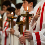 Servants d'autel : le céroféraire ou « porteur de cierge »