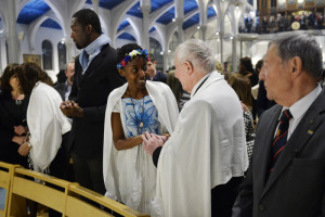 15 avril 2017 : Geste de paix entre nouveaux baptisés, lors de la célébration de la Vigile pascale. Egl. Saint Honoré d'Eylau à Paris (75), France.