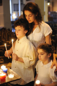 22 juillet 2014 : Une mère et ses deux enfants à léglise Sainte Marie des Batignolles, apprentissage de la prière, Paris (75), France