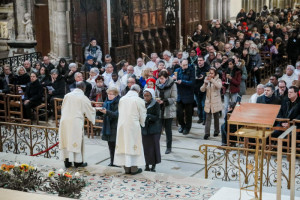 14 janvier 2018 : Procession des offrandes lors de la messe de consécration du nouvel autel de la basilique Saint-Denis par Monseigneur DELANNOY, évêque de Saint-Denis (93), France.