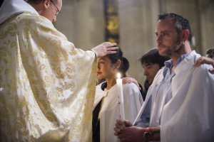 31 mars 2018 : Kim-Chloé, nouvelle baptisée, reçoit l'onction lors de la Vigile pascale. Paroisse Saint Ambroise, Paris (75), France.