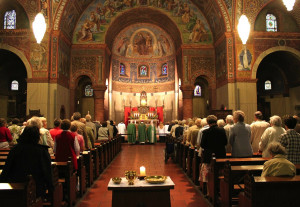 Fidèles réunis pour célébrer l'eucharistie.