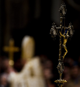 31 Décembre 2011 : Christ en croix lors des vêpres et du Te Deum à la Bas. Saint Pierre, Rome, Vatican.