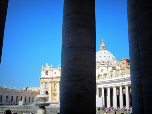 Vue sur la Coupole de Saint Pierre de Rome et les colonnades du Bernin, Cité d Vatican.