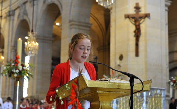 30 Juin 2013 : Lecture effectuée par une jeune laïque lors de la messe d'ordination de huit nouveaux prêtres en la Cath. Saint-Louis. Versailles (78) France.