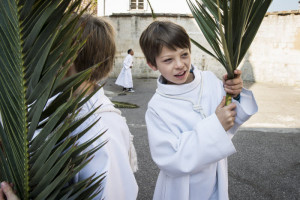 14 avril 2019 : Servants de messe tenant des palmes lors du dimanche des Rameaux. Paroisse Saint Jean Baptiste de Belleville, Paris (75), France.