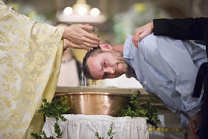 31 mars 2018 : Catéchumène recevant le baptême, lors de la Vigile pascale. Paroisse Saint Ambroise, Paris (75), France.