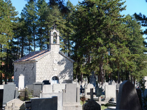 Un cimetière à la campagne.