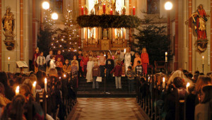 Décembre 2006 : Choeur lors d'une messe anticipée de Noël pour les enfants d'une école catholique, Bonn, Allemagne.