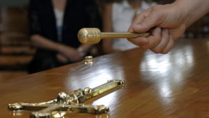 25 juin 2006: Geste de bénédiction sur le cercueil d'un défunt. Crématorium de la Balme de Silingy (74), France
