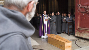 3 septembre 2006 : Funérailles du Père Marie-Dominique Philippe, o.p., fondateur de la Congrégation Saint Jean. Accueil du corps à la Primatiale Saint Jean, par le père Michel Cacaud, recteur de la Primatiale. Lyon (Rhône), France.
